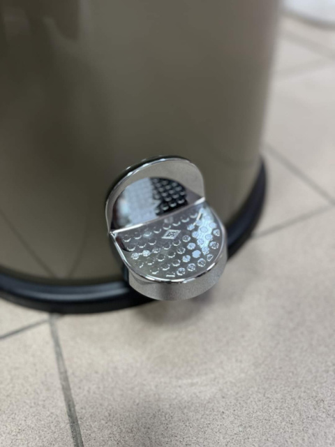 Wesco Kickmaster kosz na śmieci ze stali powlekanej proszkowo, 33 l, srebrny Wesco Kickmaster kosz na śmieci ze stali powlekanej proszkowo, 33 l, srebrny