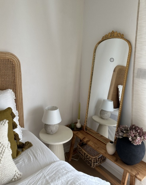 Lustro ścienne Beliani LIVRY – złote, 51×114 cm, metalowa rama, styl vintage Lustro ścienne Beliani LIVRY – złote, 51×114 cm, metalowa rama, styl vintage