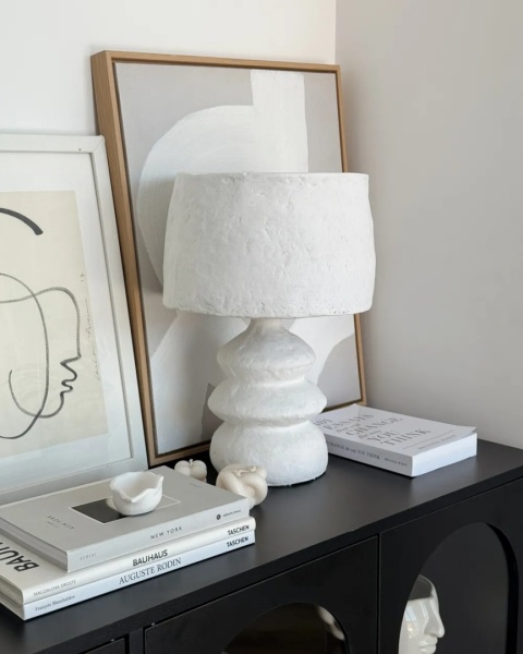 Beliani Lampa stołowa ARAPEY z papier-mâché Biała 39 cm Ręcznie robiona